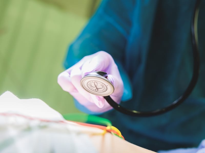 聴診器を当てている様子